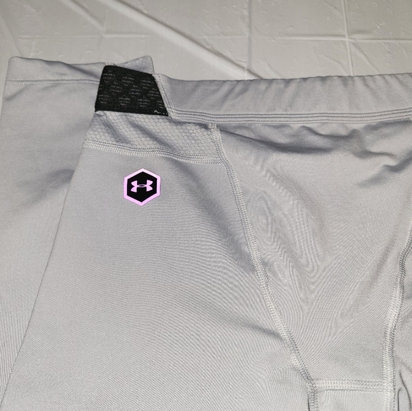 Under Armour Heat Gear 3/4 Leggings Size medium (26) - Picture 3 of 4